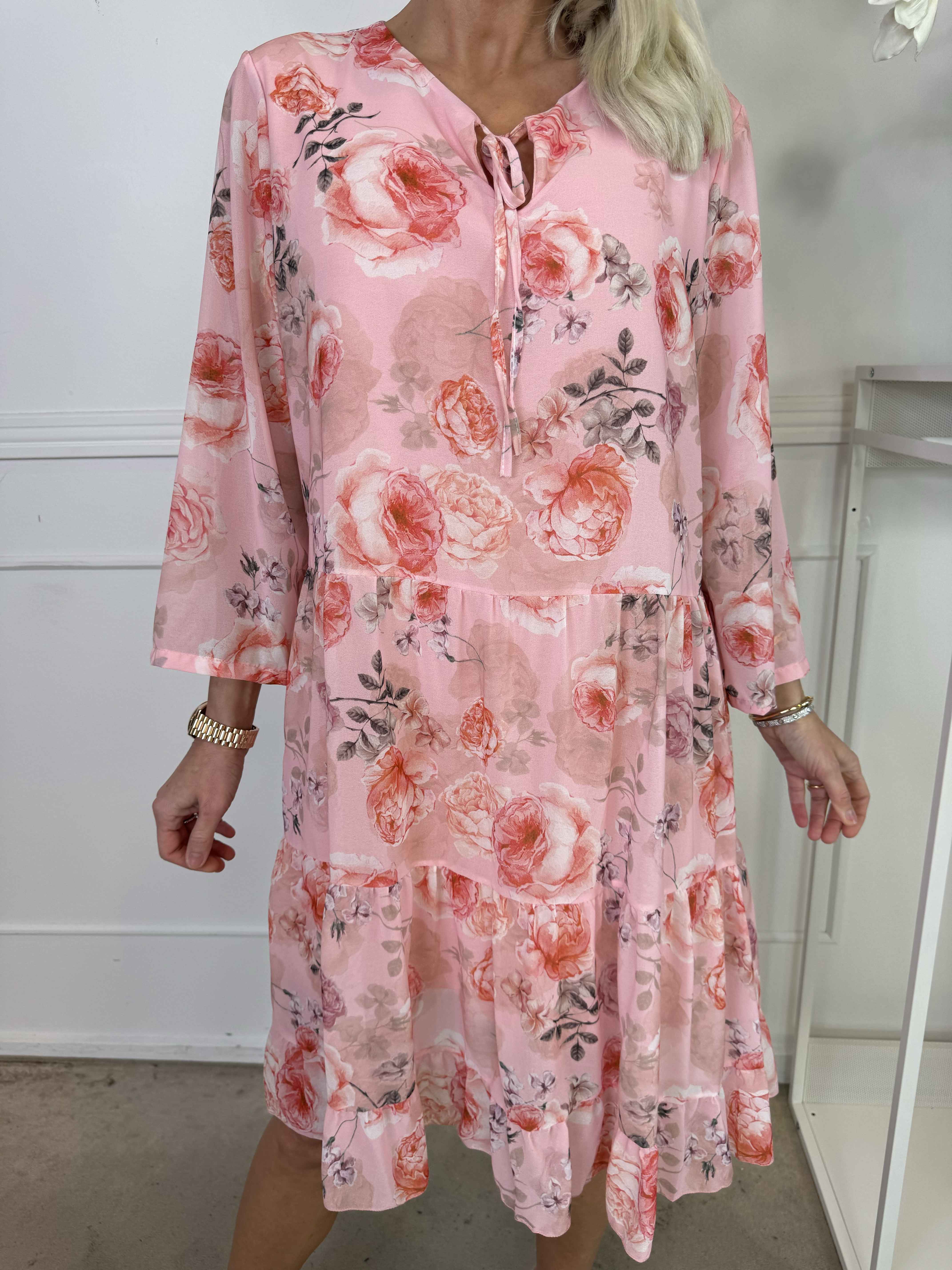 Stella - Blommig chiffongklänning med underkjol i viskos